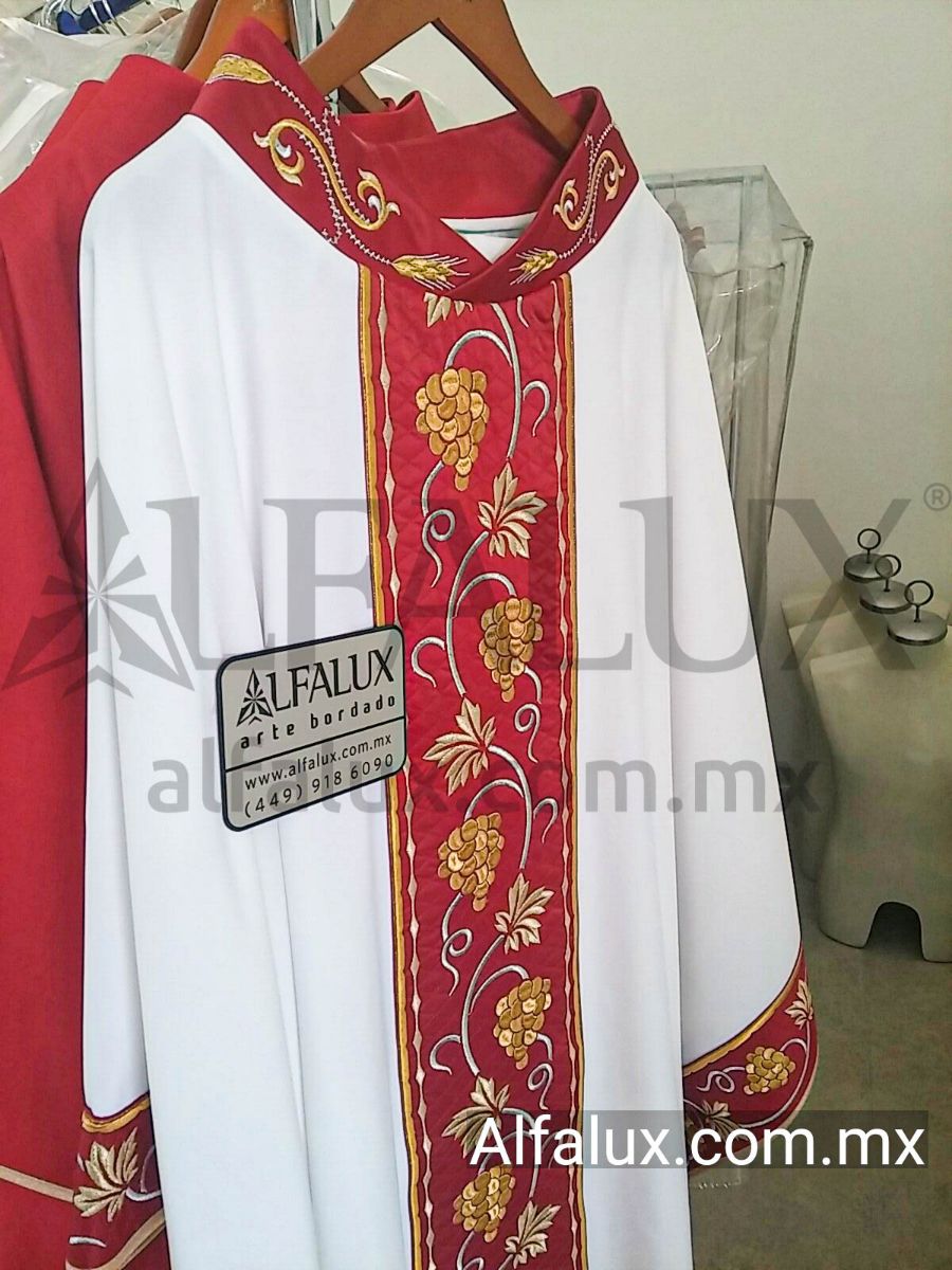 03 UVAS Central Cuello Bordado RojoQuem 317